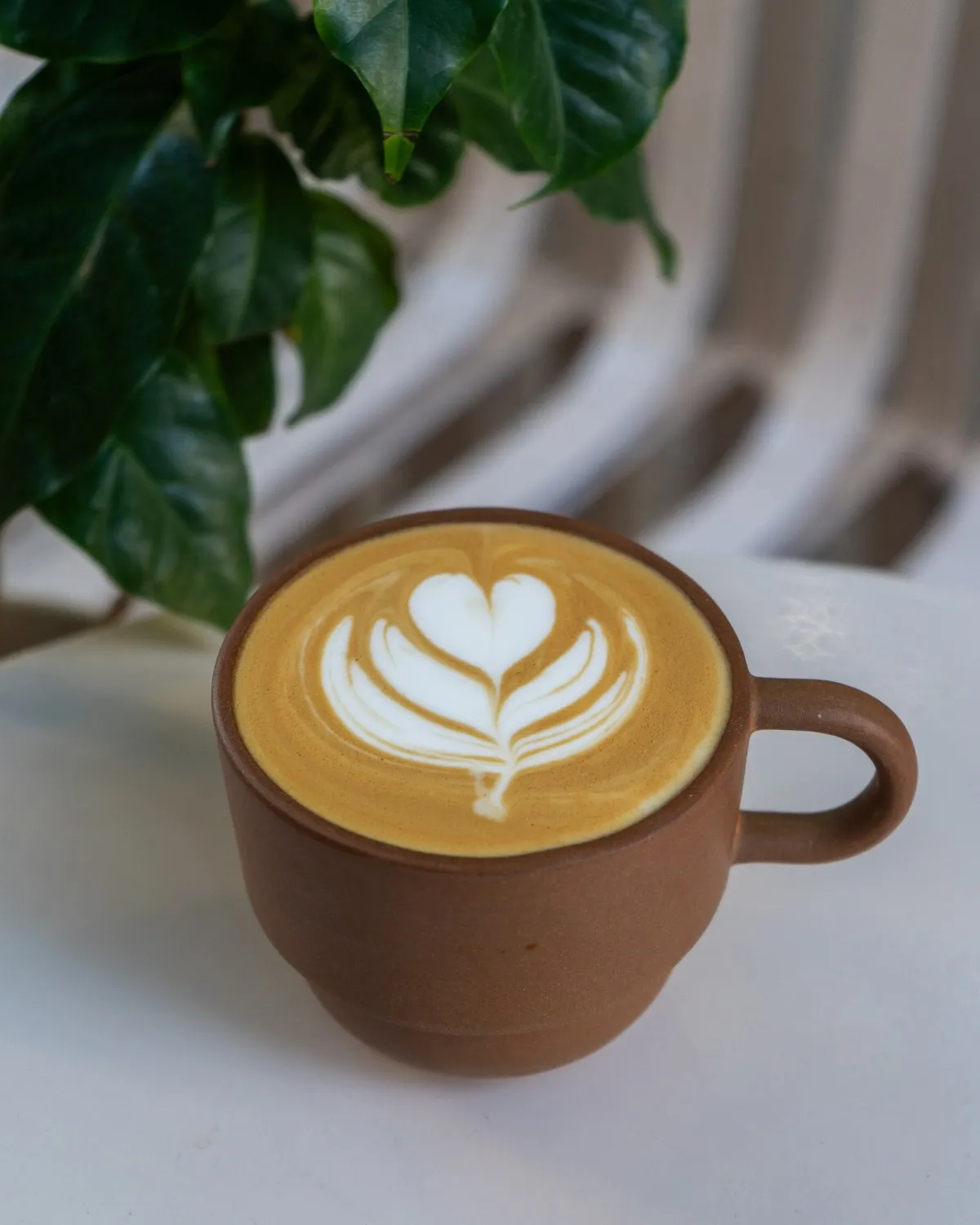 Flat white de Bold con latte art, en taza de cerámica