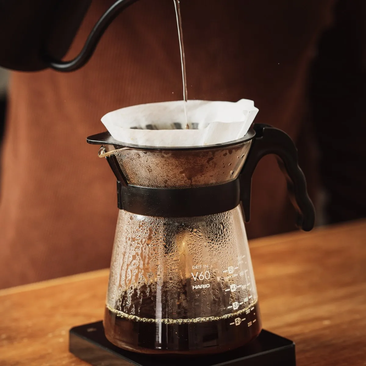 Accesorios de preparación: dripper V60, filtro y jarra de vidrio